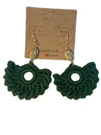 Dark green 3D wave motif with gold tone accents